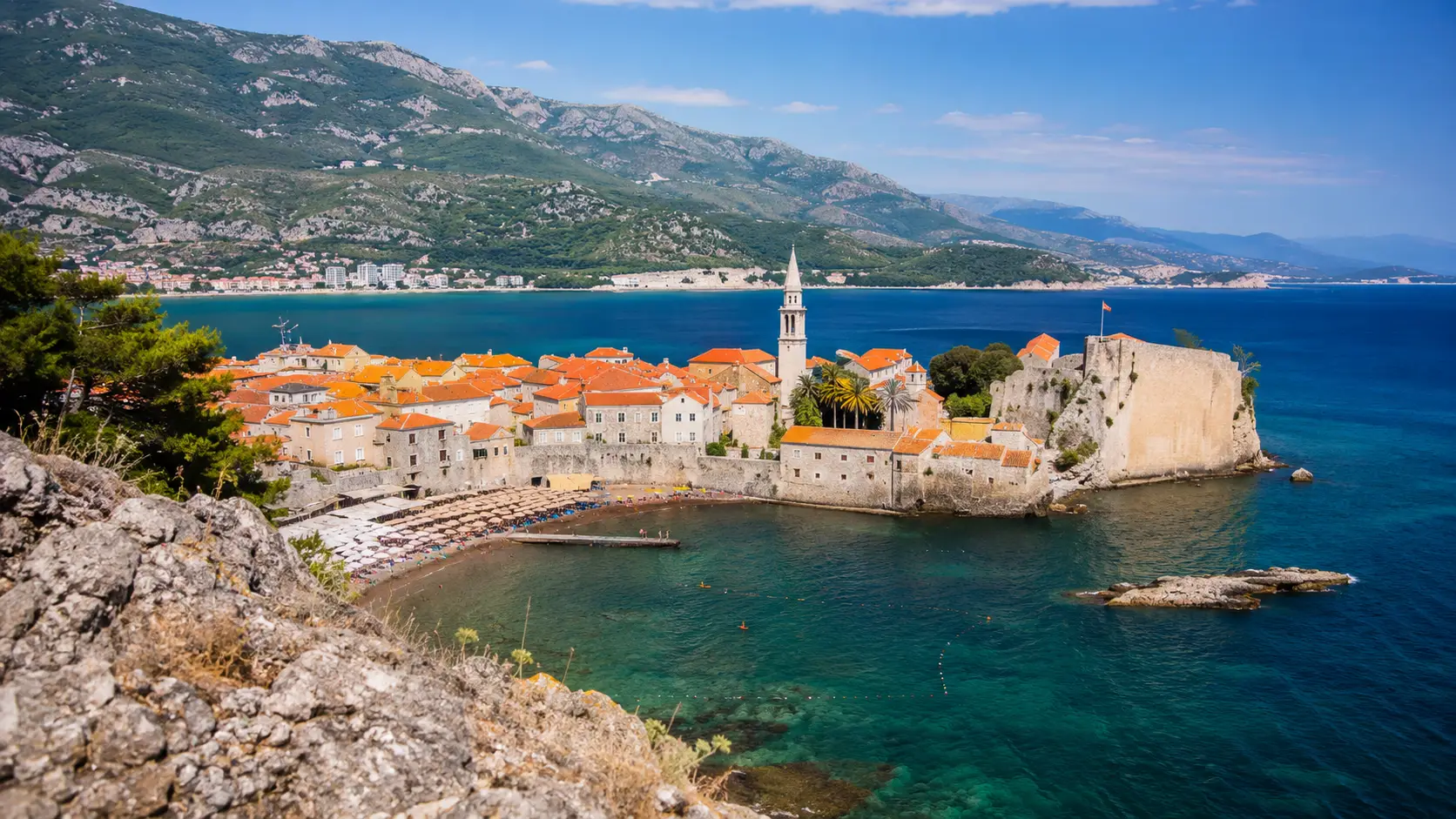 Opevněné Staré město Budva s citadelou nad mořem