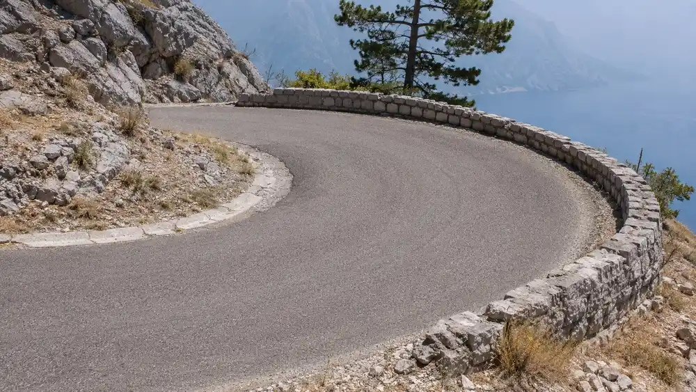 Njegošovo mauzoleum na Jezerském vrchu nad národním parkem Lovćen