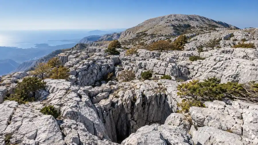 Bílé vápencové plotny a závrty na krasové plošině Orjenu nad Bokou Kotorskou