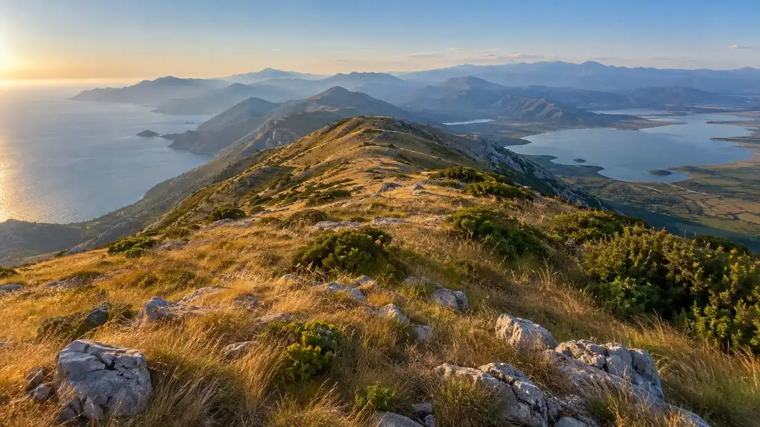 Holý travnatý hřeben Rumije s výhledem na Jadran a Skadarské jezero