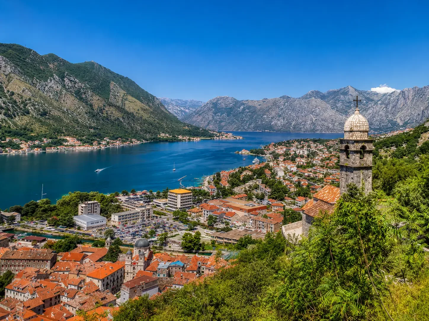 Staré město Kotor a hradby stoupající k pevnosti svatého Ivana nad Bokou Kotorskou